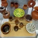 Экспозиция гончарных изделий Екатерины Домбровской