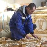 Керамический иконостас в псковском храме
