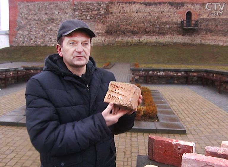 Житель Лиды Алексей Чистяков собрал коллекцию из 500 уникальных кирпичей