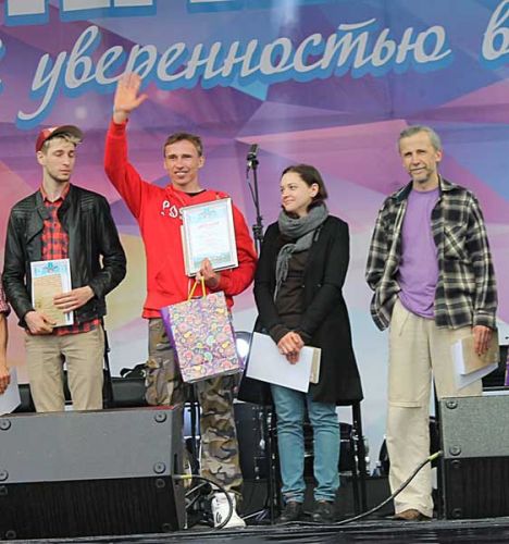 Награждение участников чемпионата: студент первого курса факультета  декоративно-прикладного искусства и дизайна Владислав Голубин, студент второго курса  художественного отделения колледжа ГГУ Александр Гапонько и  преподаватель колледжа ГГУ С. Н. Никулин